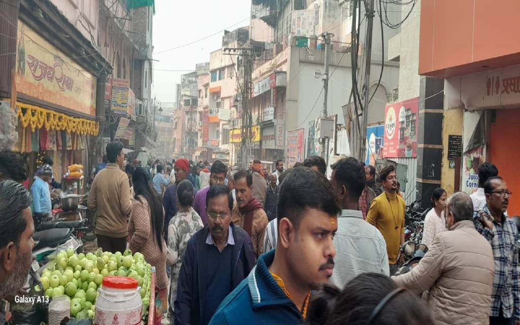बेलगाम भीड़ में रोज घुटती है अल्हड़ काशी  