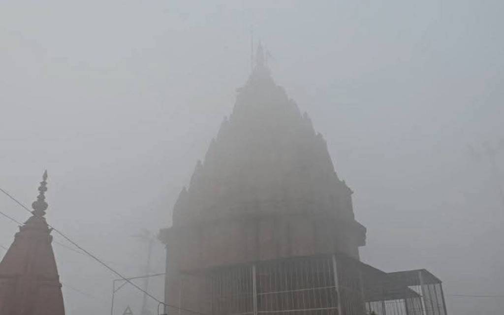 कोहरे की गिरफ्त में काशी: तापमान में 2 डिग्री गिरावट, 10 उड़ानें रद्द, दर्जनभर ट्रेनें लेट