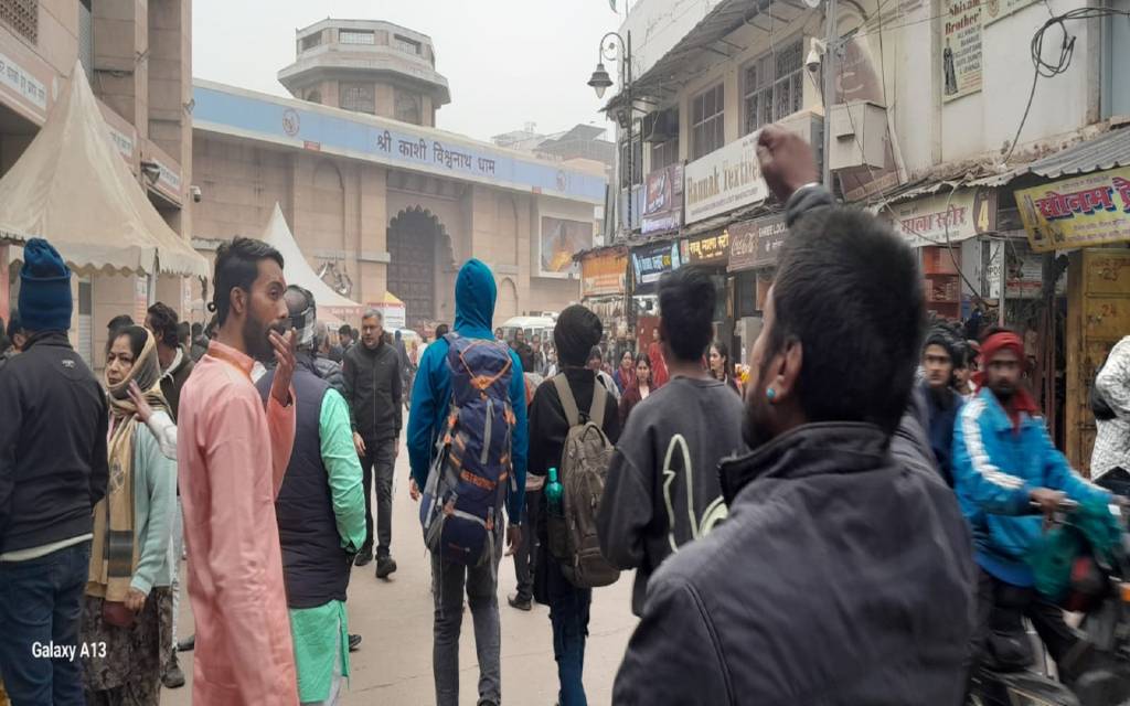 ज्ञानवापी रोड रोजाना बनता जा रहा वीआईपी गाड़ियों का स्टैण्ड