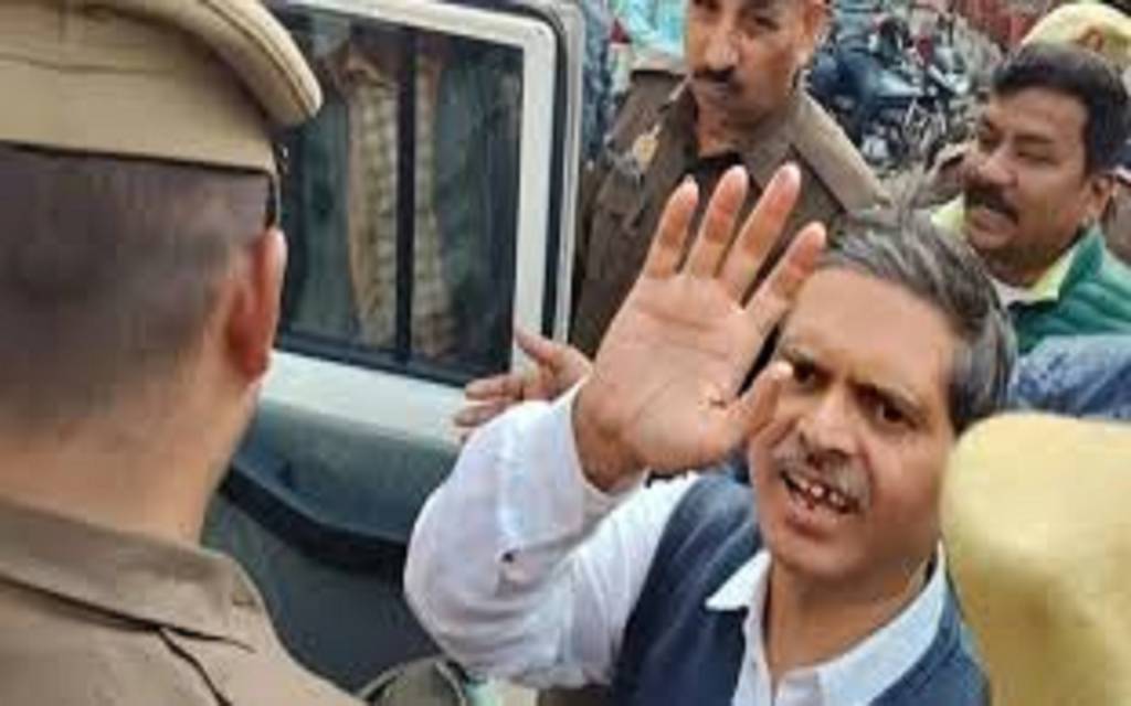 क्यों वाराणसी कोर्ट में लाए गए अमिताभ ठाकुर? जानें विवादित वीडियो का सच !