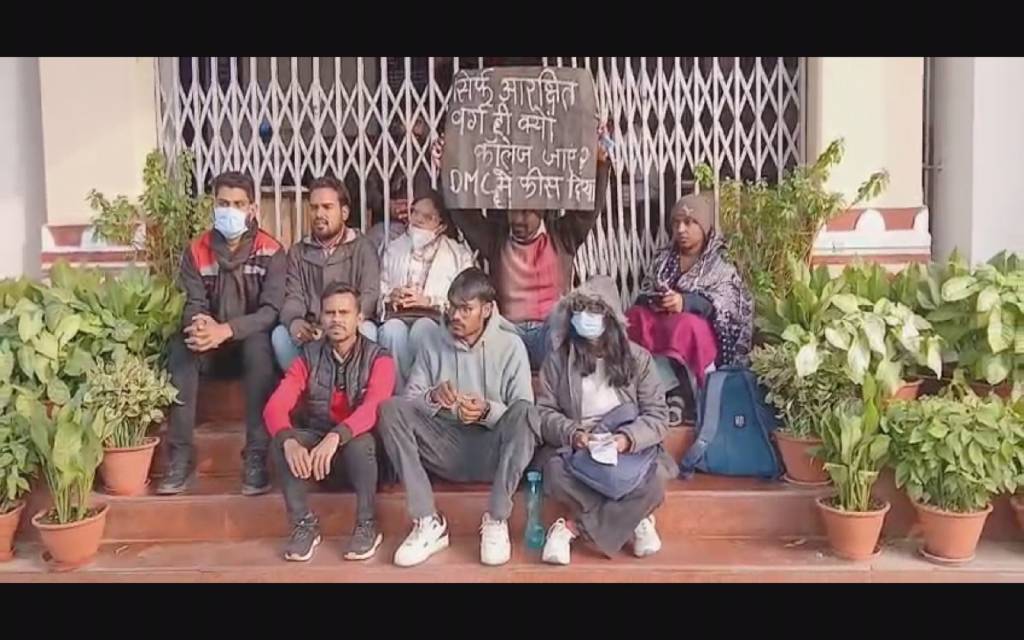 वाराणसी:  बीएचयू में पीएचडी शोध छात्रों का धरना, स्थानांतरण और आरक्षण उल्लंघन का आरोप
