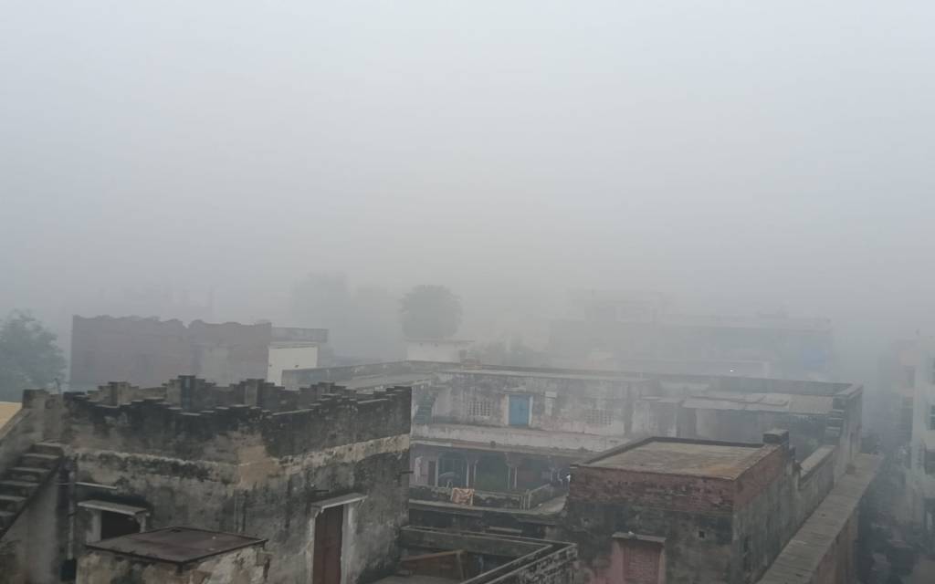 घने कोहरे और ठंड की गिरफ्त में काशी, जनजीवन ठप