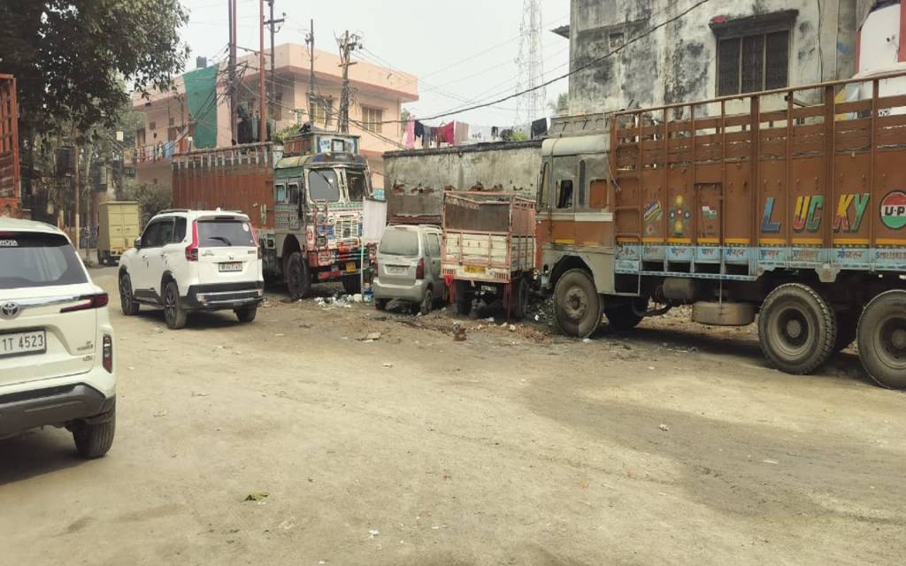 रिहायशी बस्ती रामकटोरा का दम घोंट रहे अवैध ट्रांसपोर्ट