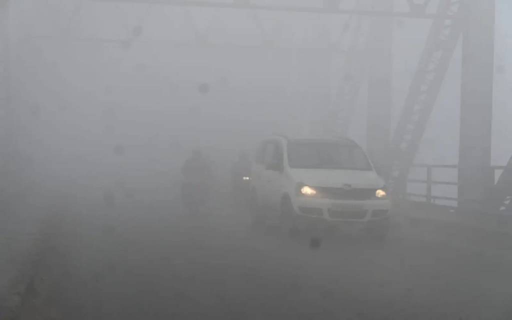 पहाड़ों से आ रही बर्फीली हवाओं ने बढ़ाई ठिठुरन