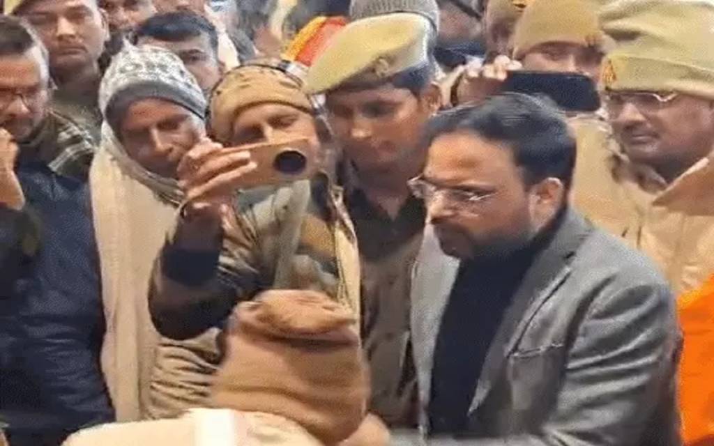 माघ मेला से पहले प्रयागराज में बवाल: जमीन न मिलने पर साधु-संतों का धरना, SDM से तीखी नोकझोंक