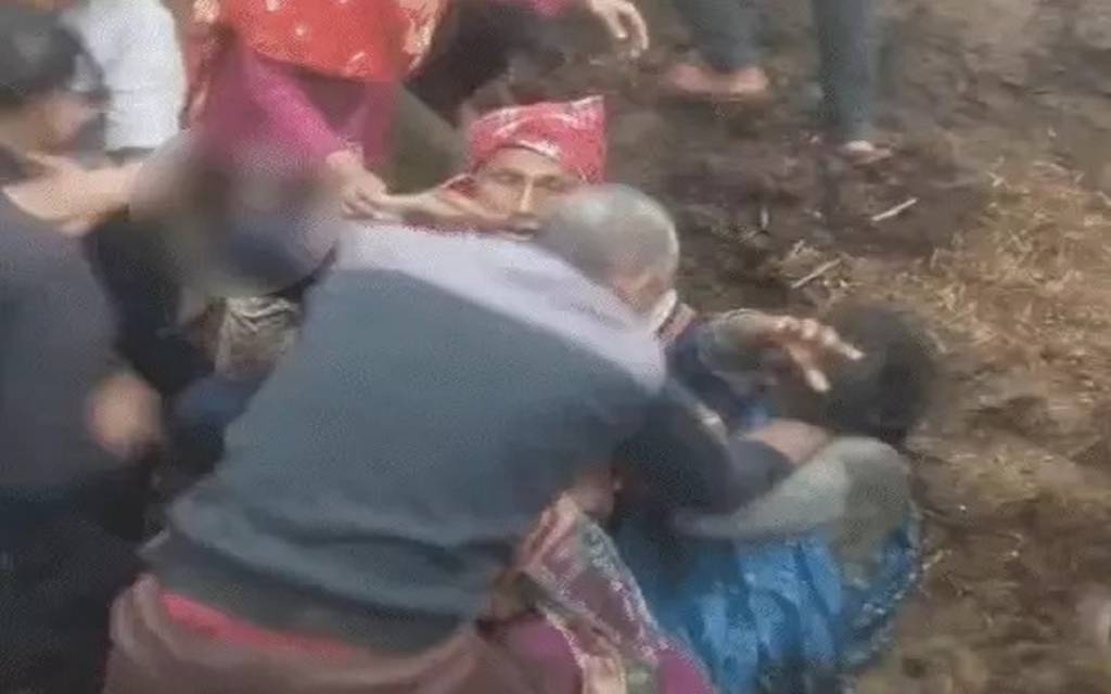 प्रयागराज: जमीन के विवाद में महिला व बेटियों को दबंगों ने पीटा, FIR दर्ज नहीं