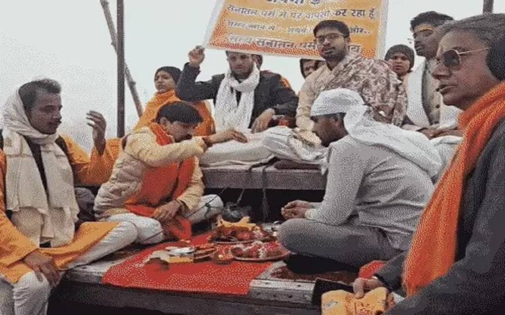 वाराणसी में इंजीनियर असद ख़ान ने सनातन धर्म में की घर वापसी, बने ‘अथर्व त्यागी’