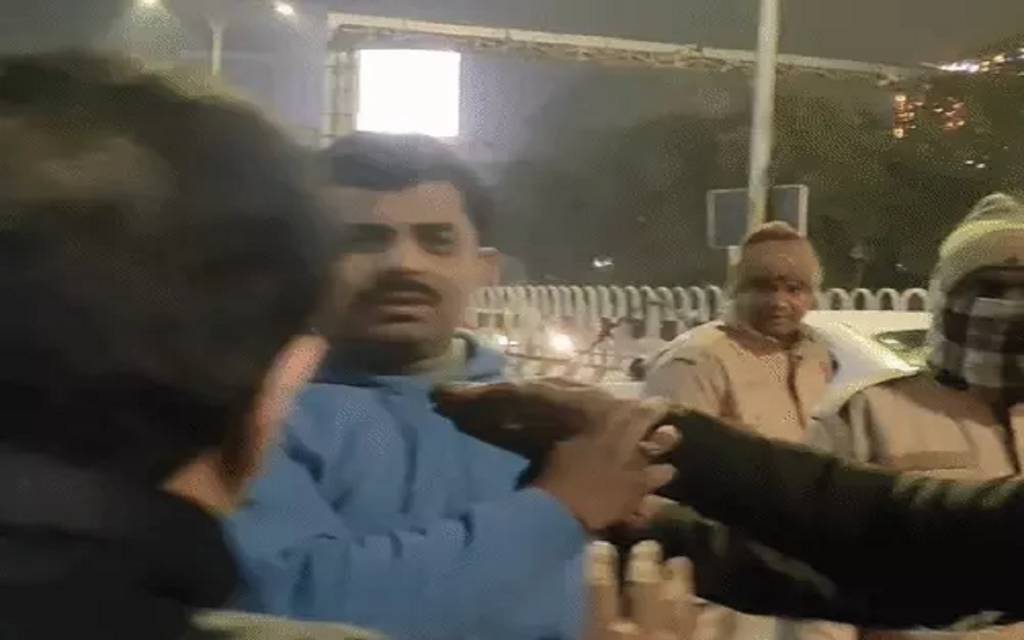 न्यू ईयर की पहली रात हजरतगंज पर दरोगा का बवाल, पुलिस ने लिया हिरासत में 